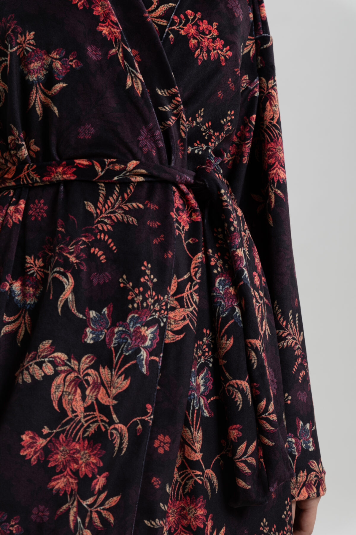 ΓΥΝΑΙΚΕΙΑ ΒΕΛΟΥΤΕ ΡΟΜΠΑ ΜΕ FLORAL PRINT ΜΕ ΖΩΝΗ - Image 4