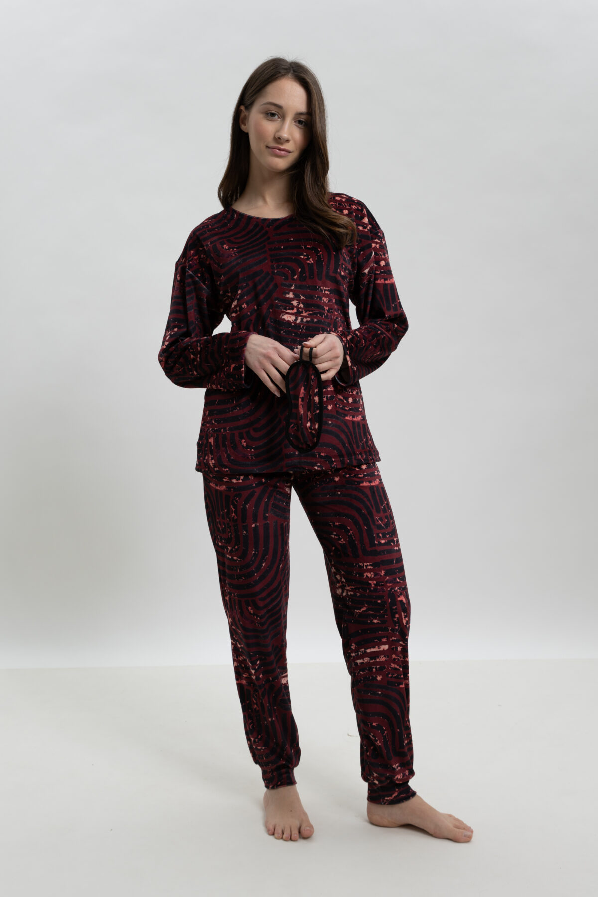 ΓΥΝΑΙΚΕΙΑ ΠΥΤΖΑΜΑ ΒΕΛΟΥΤΕ ΣΕΤ ΜΕ ABSTRACT LINE PRINT ΚΑΙ ΜΑΣΚΑ ΥΠΝΟΥ - Image 1