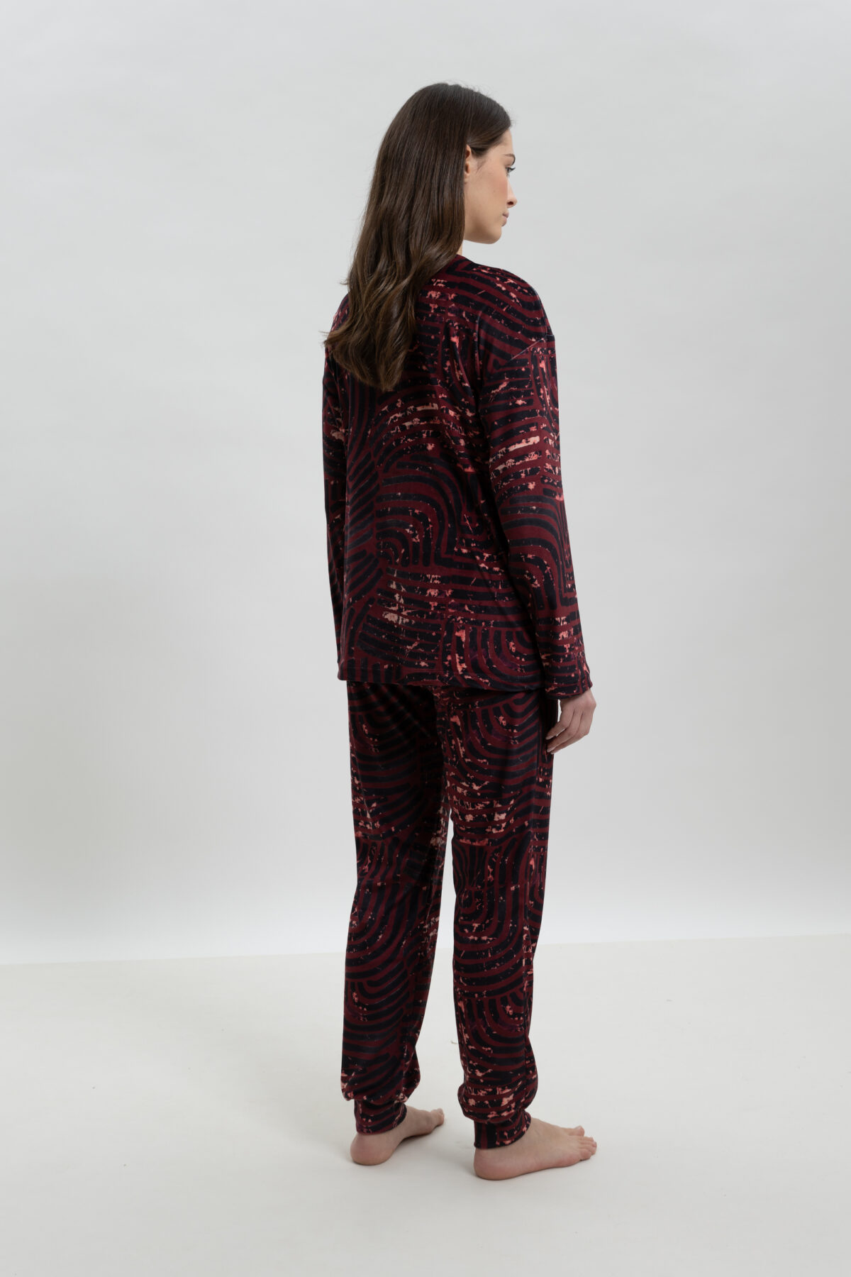 ΓΥΝΑΙΚΕΙΑ ΠΥΤΖΑΜΑ ΒΕΛΟΥΤΕ ΣΕΤ ΜΕ ABSTRACT LINE PRINT ΚΑΙ ΜΑΣΚΑ ΥΠΝΟΥ - Image 4